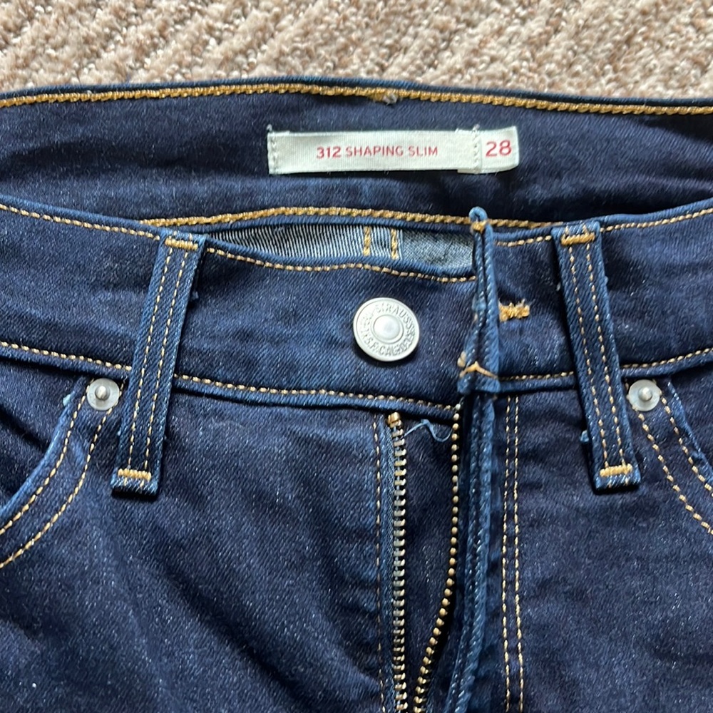 Levi’s 312 shaping slim jeans size 28